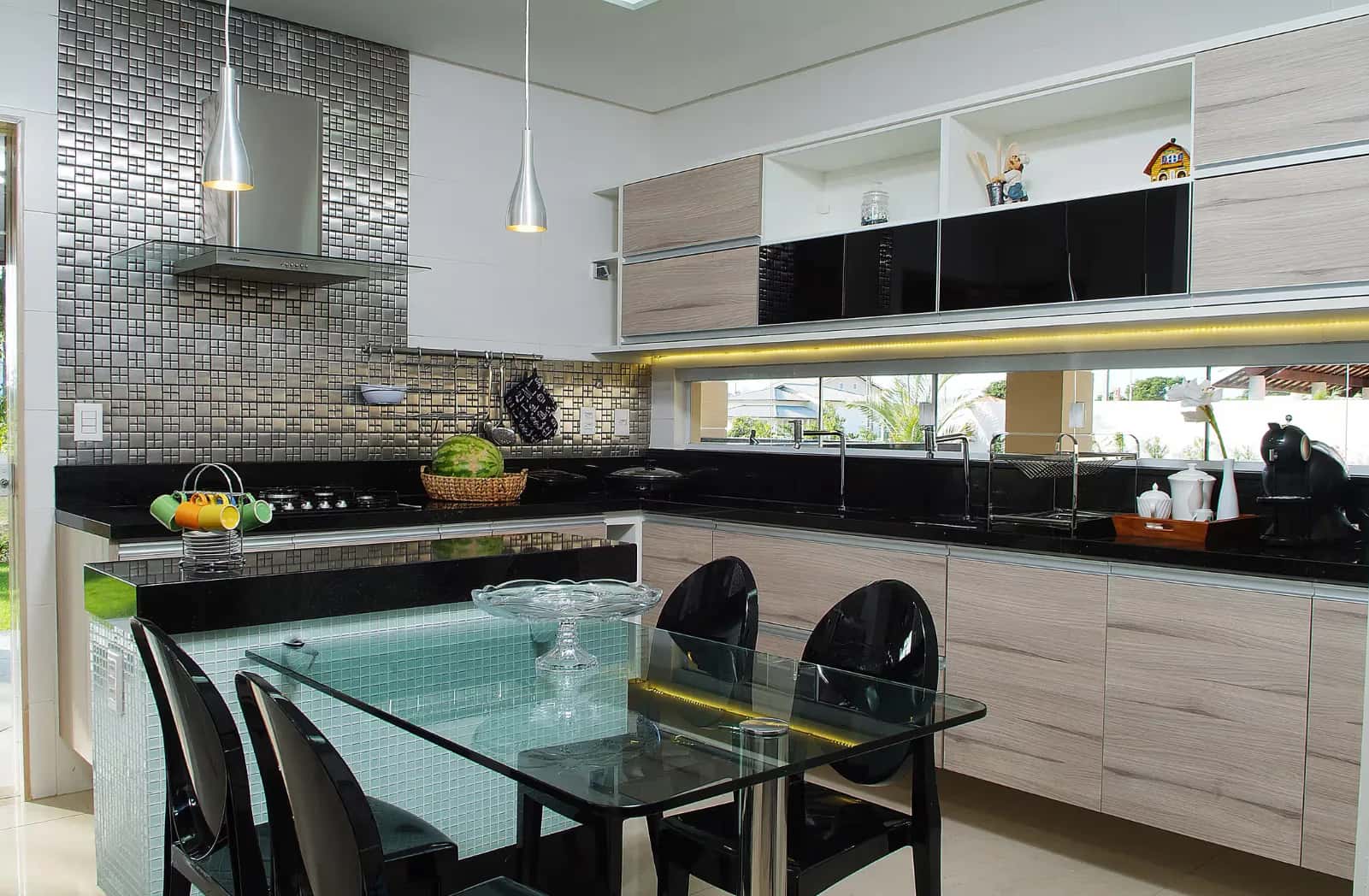 Cozinha planejada em tons de preto e cinza com bancada extensa